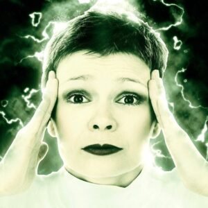 cuando una bruja no conecta. mujer intentando conectar pero con cara de no conseguirlo