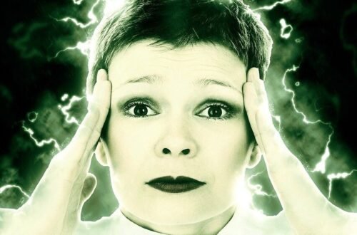 cuando una bruja no conecta. mujer intentando conectar pero con cara de no conseguirlo