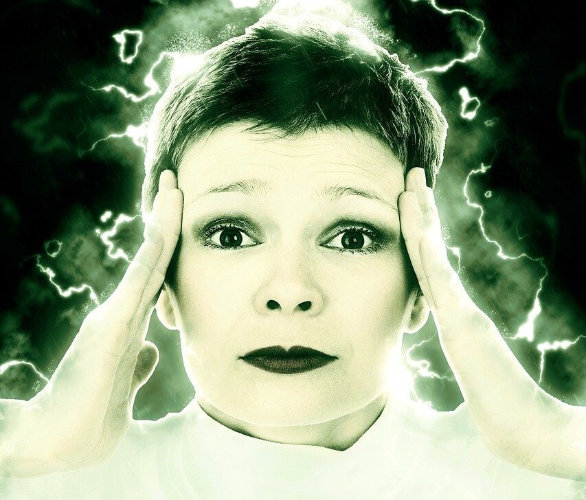 cuando una bruja no conecta. mujer intentando conectar pero con cara de no conseguirlo