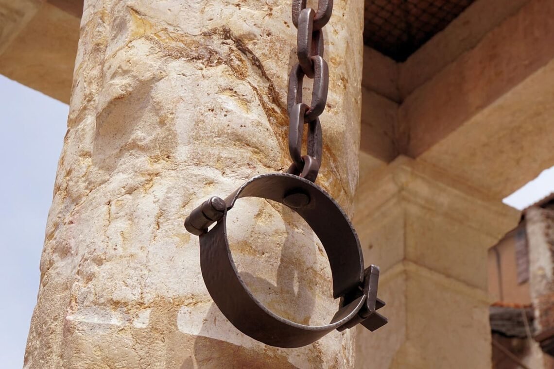Cadenas medievales, bruja aves e iglesia, terapia para brujas