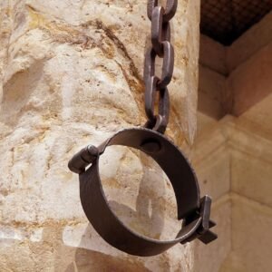 Cadenas medievales, bruja aves e iglesia, terapia para brujas