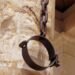 Cadenas medievales, bruja aves e iglesia, terapia para brujas